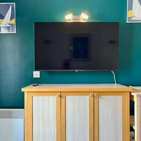 Charming With Pool In Apartman La Rochelle