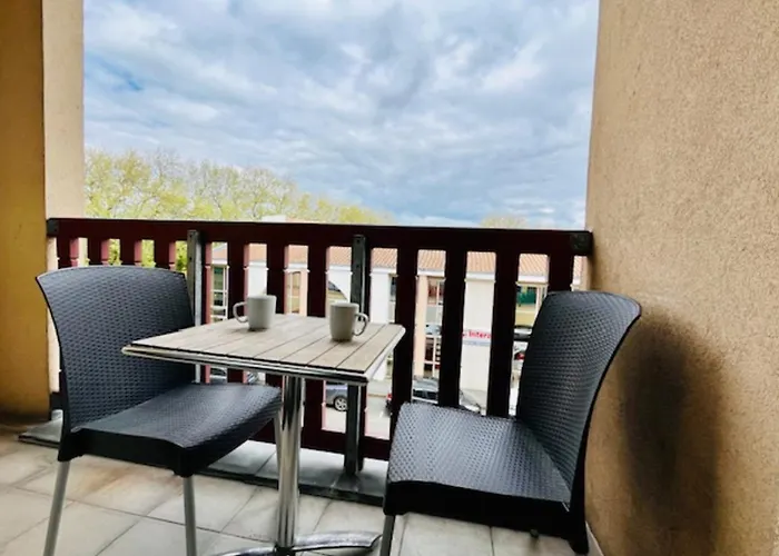 公寓 Charming With Pool In